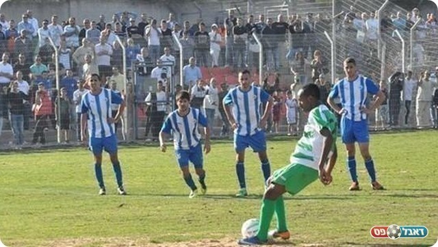 קובי טרקה כובש נגד בית-שאן (צילום: מוחמד חאדר אניס)