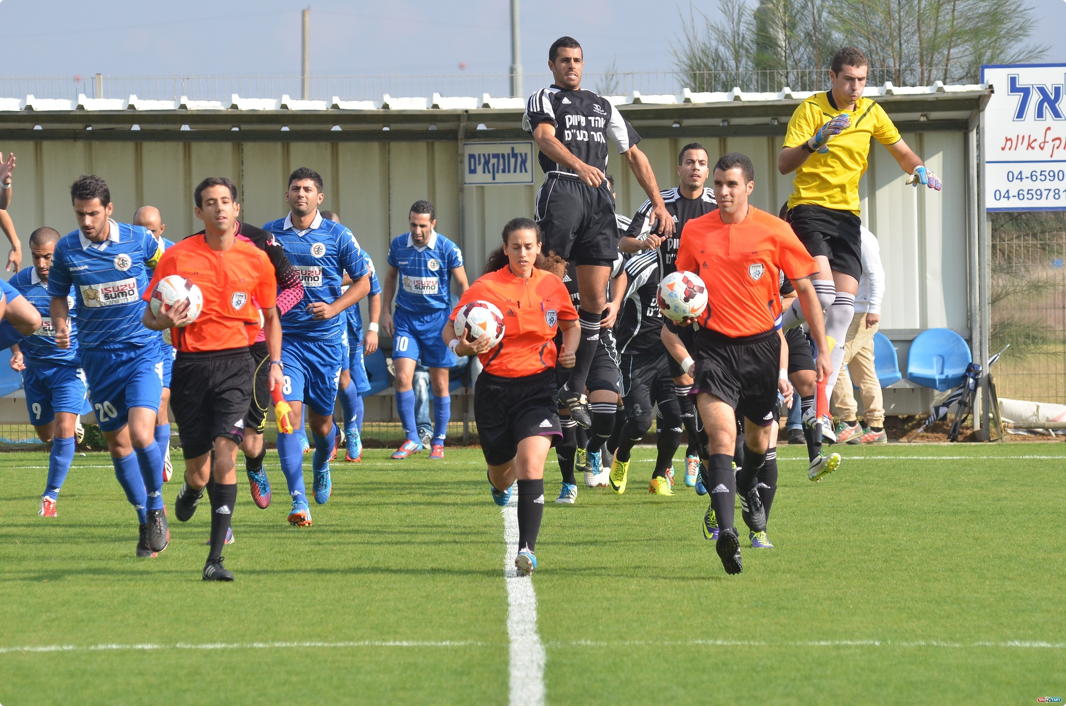 שחקני הקבוצות עולים לכר הדשא (צילום: ארנון לוי)