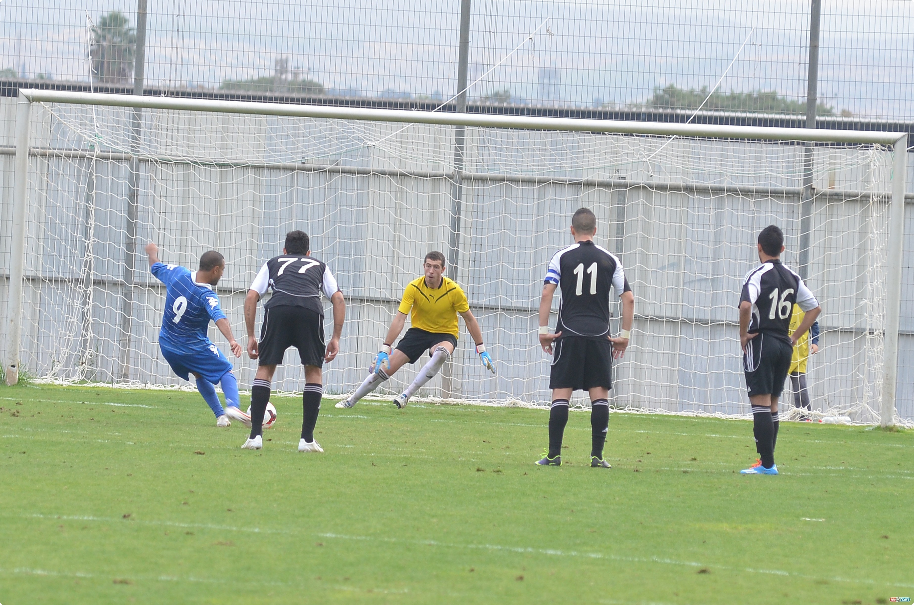 עידן דוד בועט (צילום: ארנון לוי)