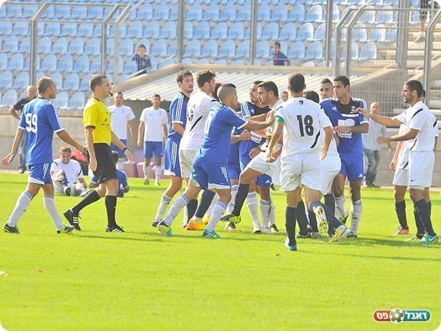 שחקני בית שאן ומגדל העמק בתגרה שהתפתחה (צילום: ארנון לוי)