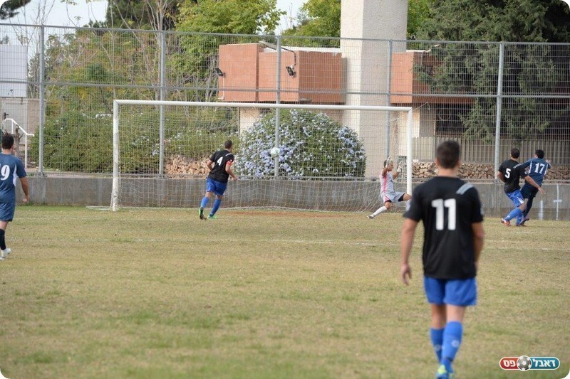 דוד (17 מימין) כובש את השני (ליאור חגי)