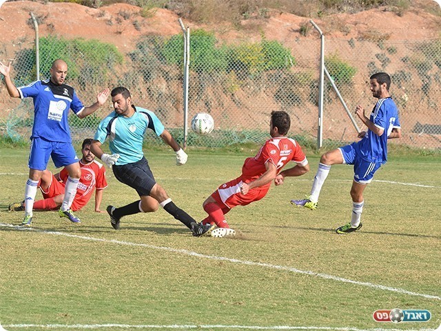 מלול בועט מקרוב ומחמיץ (צילום: ארנון לוי)