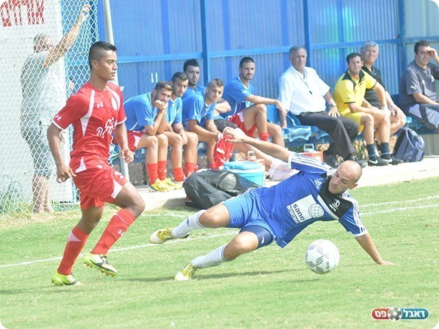 משחק שירצה לשכוח במהרה, מתן פלג (באדום) (צילום: קובי פורטל)