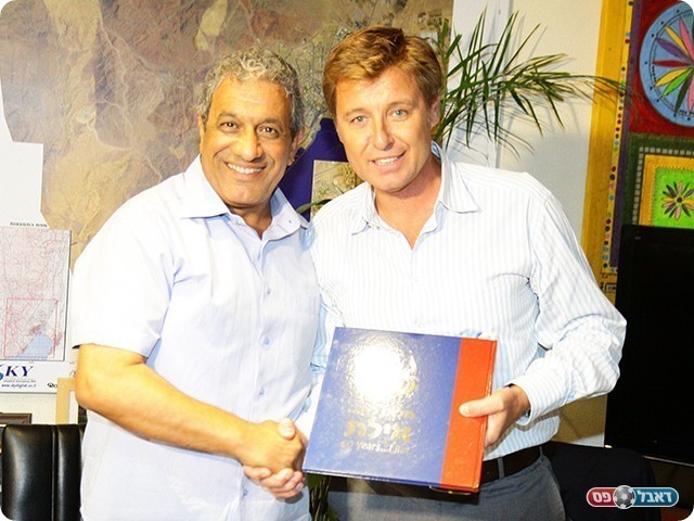 ראש עיריית אילת יחד עם נשיא ארגון ספורט הפועלים הבינלאומי (צילום: שלומי גבאי)