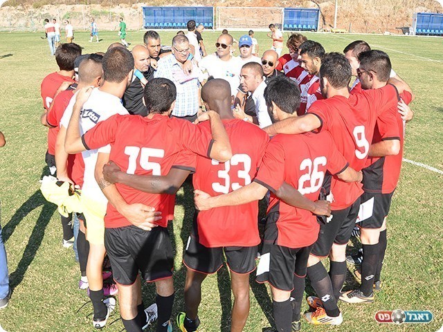 שחקני מגדל העמק יחד עם בוסקילה וההנהלה (צילום: קובי פורטל)