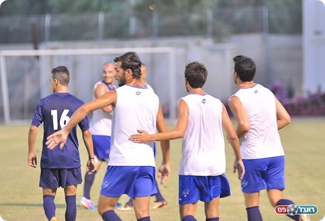 מיקי (משמאל) חוגג את השער עם החברים (צילום: קובי פורטל)