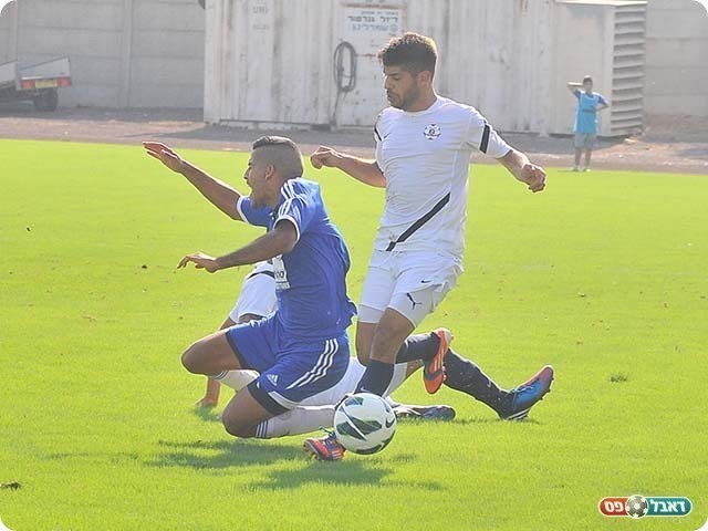 דהן מבצע עבירה על בר יוסף (צילום: ארנון לוי)