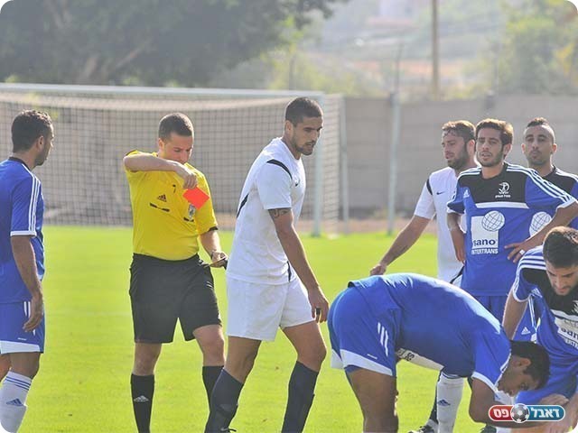 ורואה את הכרטיס האדום (צילום: ארנון לוי)