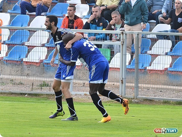 וחוגג יחד עם יאזו (צילום: ארנון לוי)