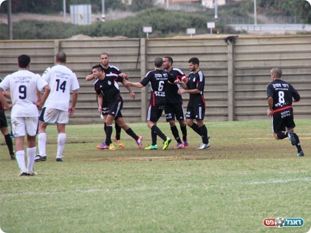 שחקני אולגה חוגגים (צילום: עודד חסין)