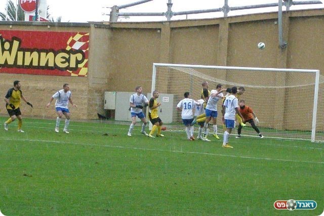 עכו לחצה. הנגיחה של לזרא (אמיר שיבי)