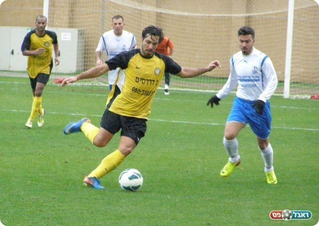 דרבי בעכו. אלון זיו ממכבי (בצהוב. אמיר שיבי)