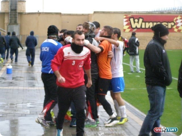 וחוגג עם החברים (אמיר שיבי)