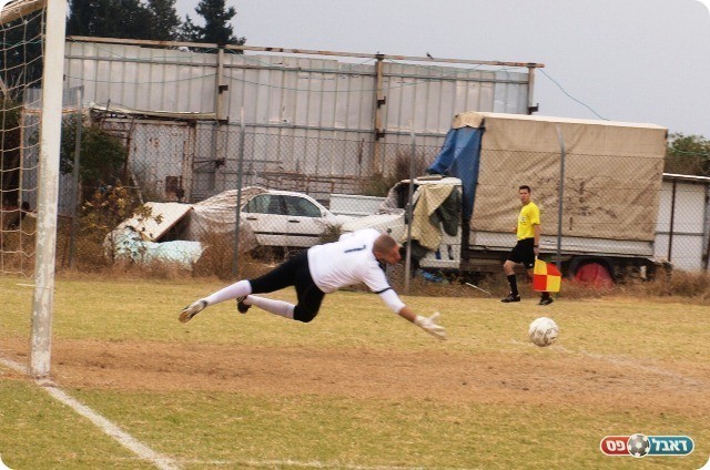 מלסה (מוסתר באדום) בועט. 