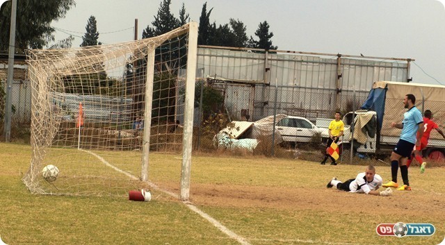 והכדור ברשת.
