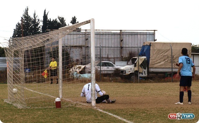 כמעט שער עצמי. זגורי כמעט נכנע.