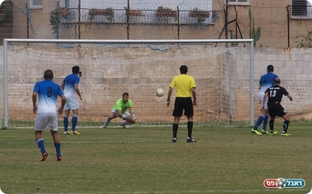 גם אזור מנסה. הנגיחה של גבע בדרך לידיים של גלברט. 
