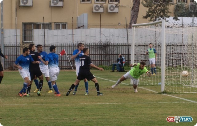 כמעט הראשון של אזור. הכדור של כהן נהדף לקרן. 