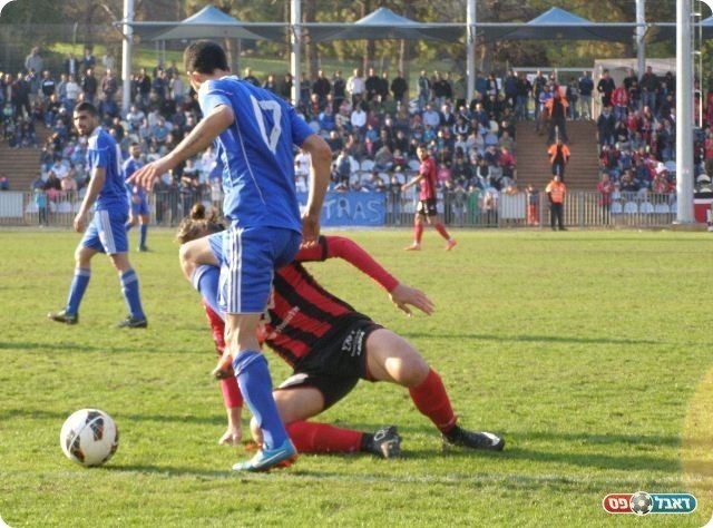 מקווים להיות 200. עקיבא על רקע היציע המלא (אמיר שיבי)
