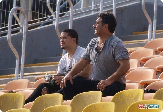 האוהד מספר אחד. אבא גוזלן ביציע.