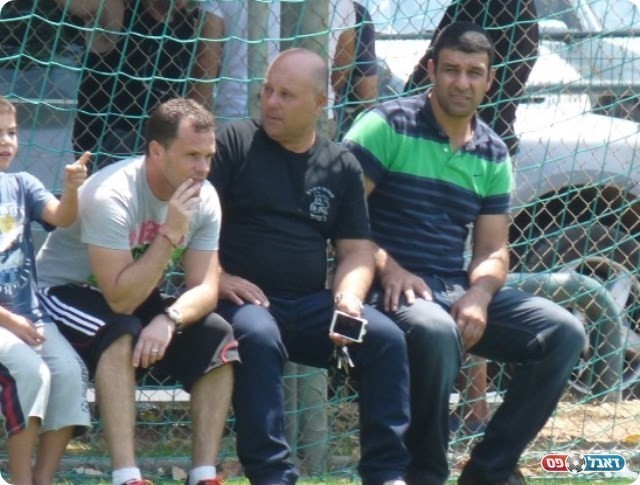 לא אהבו את הכתבה. שיטרית (מימין) ולידו אלי חיחמו 