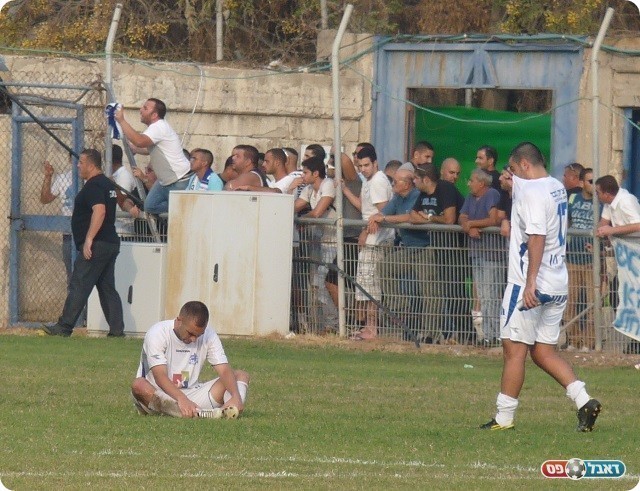 הלחץ מחלחל. אוהדי שעריים מתגודדים ליד חדרי ההלבשה