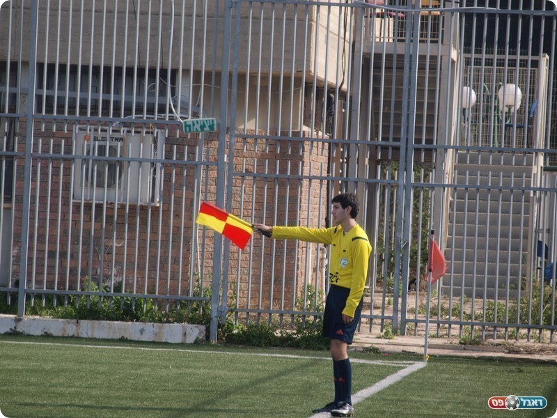 קונפורטי והדגל למעלה (אלון יהודיוף)