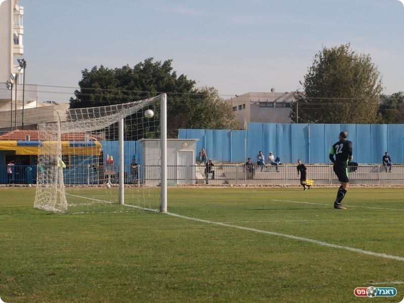 איזה גול. זיגדון רק מלווה את הכדור בדרך לרשת (אלון יהודיוף)