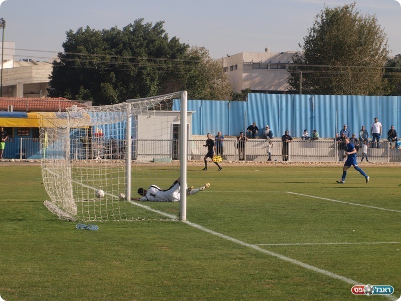 רק כמעט. בלומנפלד נהדף ע"י פישמן (אלון יהודיוף)