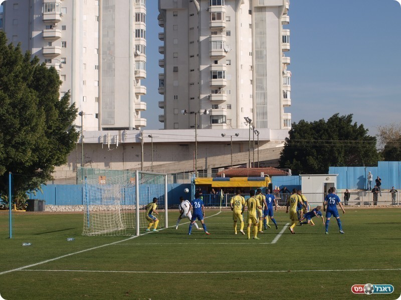 כמעט שוויון. הכדור של אסולין ניתז מהקורה (אלון יהודיוף)
