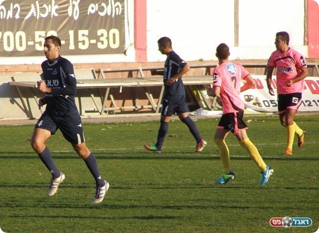 כפר קנא לחצה. חייט (משמאל) לאחר עוד התקפה (צילום: אמיר שיבי)