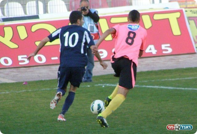 עבירה מיותרת. טרביה (בורוד) מנסה לעצור את ארמלי (צילום: אמיר שיבי)