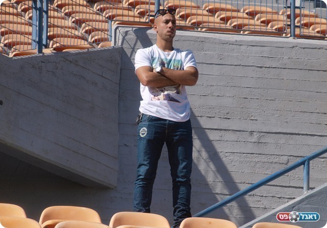 היה חסר. צחי לוי ביציע.