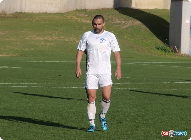 יורד לחדר ההלבשה. 