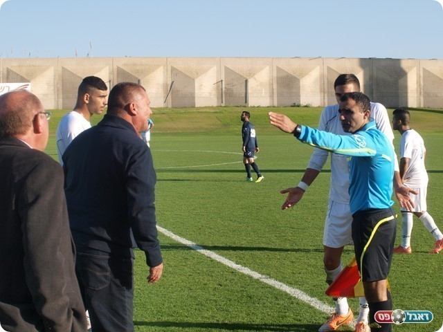 טליאס ואלקובי באים בטענות לקוון. 