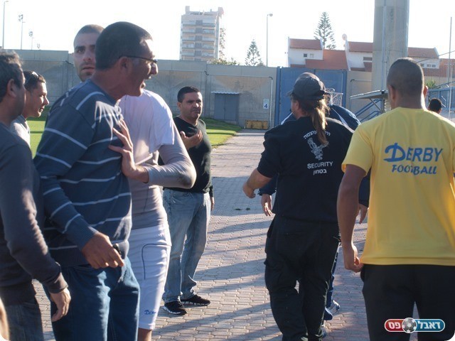 עוד עימות מיותר. גניש (מוסתר ע"י מאבטח) וסרוסי (משמאל) 