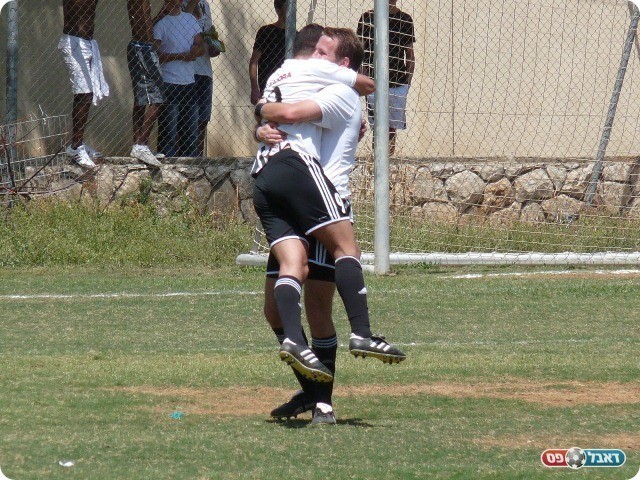 חגיגה על המגרש. זאבי ו-ועקנין חוגגים את השלישי