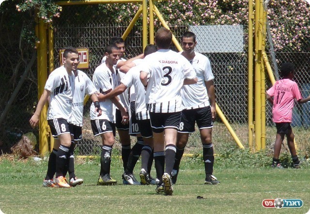 עבר למדור הבישולים. ועקנין (משמאל) חוגג עם החברים