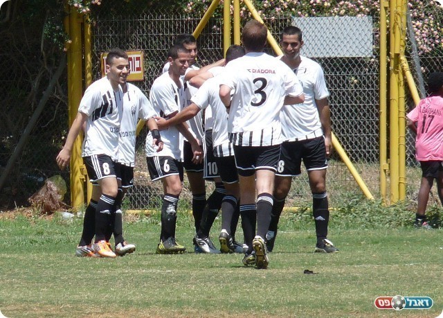 חגגו כמו גדולים. שחקני מחנה (צילום: גיא גולדפרב)