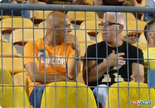 נשאר בשעריים. לוי (משמאל)