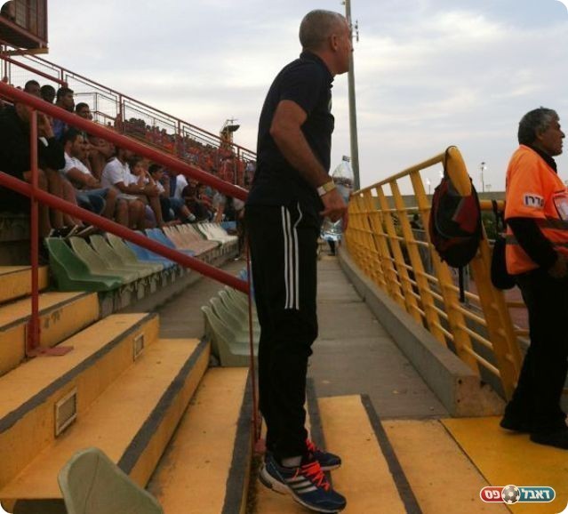 טוען שלא אמר כלום. בכר ביציע (צילום: אלירן ברנשטיין)