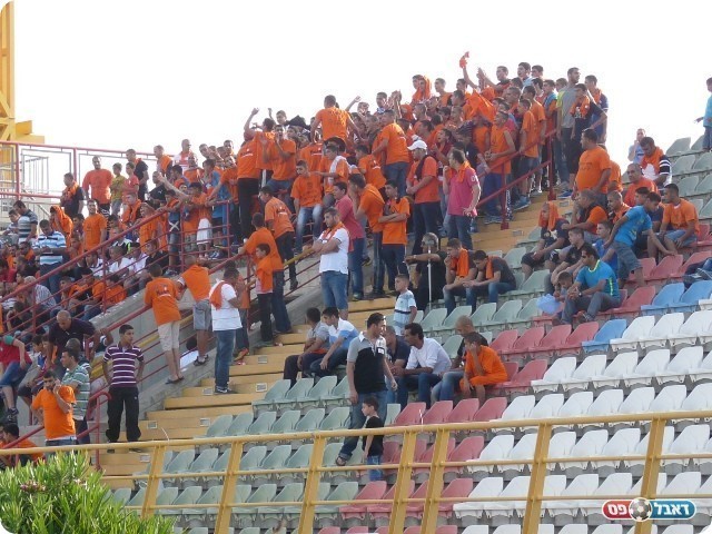 פחדו מעין הרע. אוהדי כפר קאסם בכתום