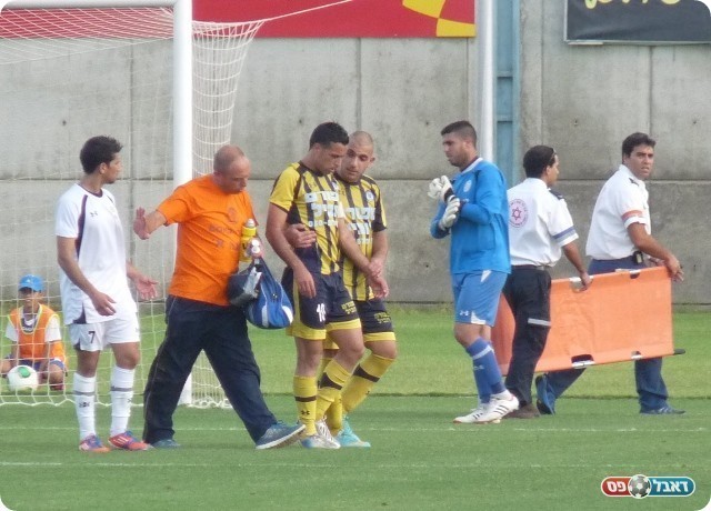 נראה כפציעה לא קלה. סרסור שוכב על הדשא ומתאושש