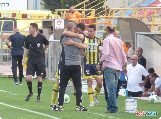 רץ לחבק את אטלי. בן לולו והאוהדים של כפר קאסם