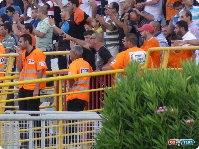 היציעים באקסטזה. מרעב חוגג לבד ועם החברים. אטלי ביציע