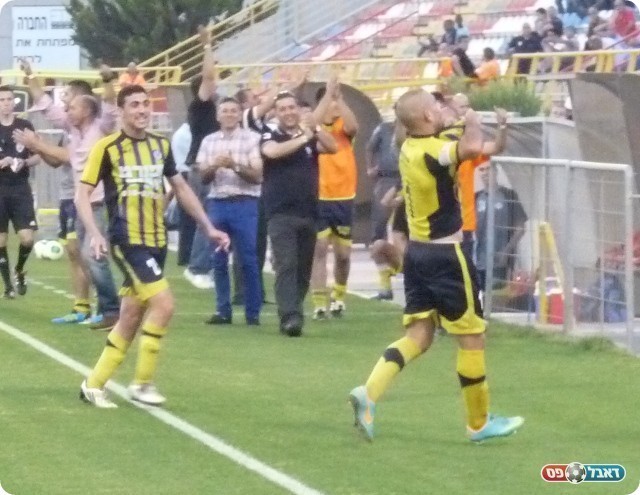 סגר עניין. סאמח כובש וחוגג עם כולם 