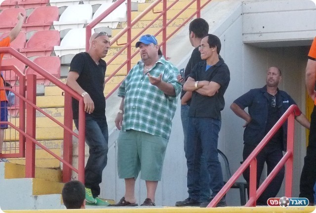 כמו הקבוצה, כך הלבוש של ההנהלה. אנשי שעריים