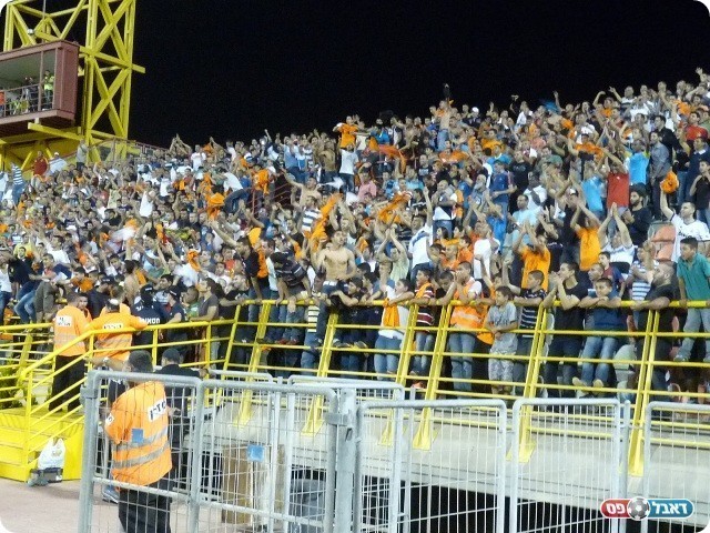 הר הגעש התפרץ. אוהדי כפר קאסם חוגגים