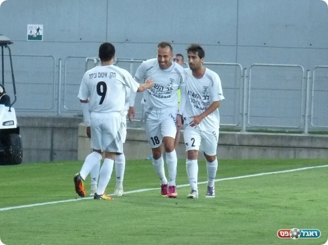 וחוגג עם החברים 