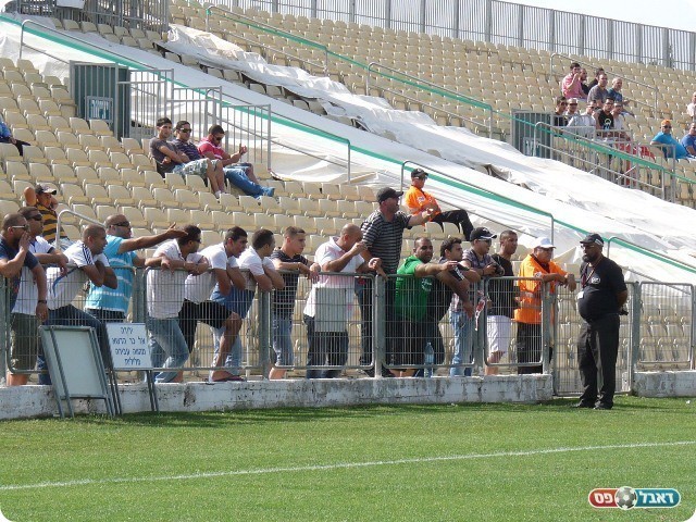 והאוהדים מתעצבנים